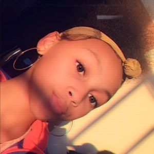 Meet your Posher, Elise